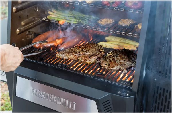 Masterbuilt Gravity Series 560 Digital Charcoal Grill and Smoker